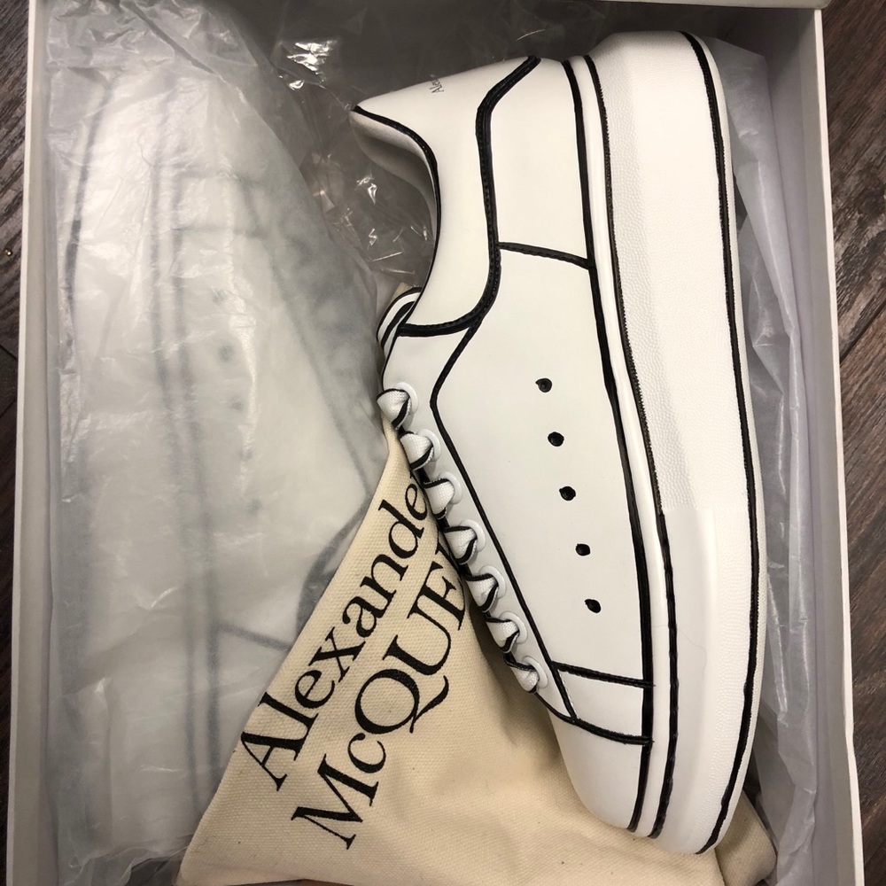 Alexander McQueen - Picture 1 of 2